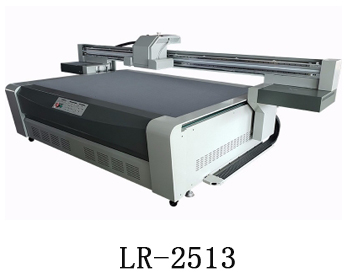 LR-2513通常我們也稱為萬能打印機(jī)，他是根據(jù)國際標(biāo)準(zhǔn)尺寸而來，加上這種uv機(jī)器不收材質(zhì)約束，差不多什么都可以打印，通常我們也稱之為萬能打印機(jī)